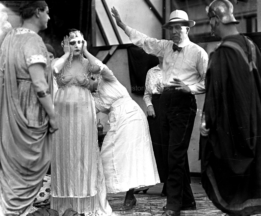 1917 4 Cleopatra wm.jpg